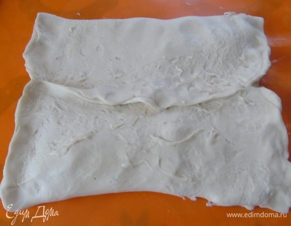 Защипываем края тщательно. Надрезаем по краям, где свернули тесто.