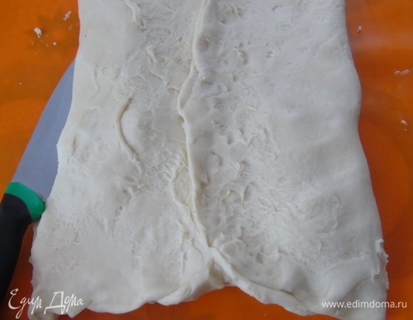 Разворачиваем и раскатываем примерно до толщины 7 мм. Делать это нужно очень быстро, чтобы тесто не согрелось.