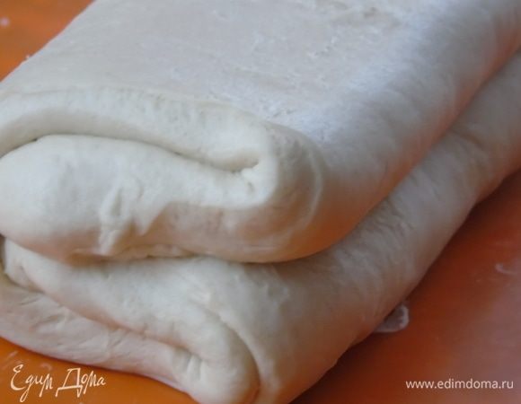 Сворачиваем тесто: два края к середине и еще раз. Заворачиваем в пленку и отправляем в холодильник на 1 час.