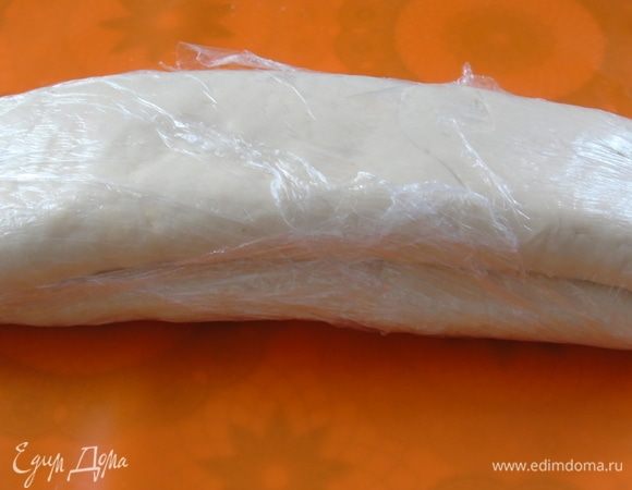 Достаем из холодильника, раскатываем. Тесто будет липким, но не подсыпайте муку! Сворачиваем и отправляем в холодильник на 1 час. Таких заходов должно быть 3, то есть еще 2 раза. Следите, чтобы тесто не нагревалось, делайте все максимально быстро.