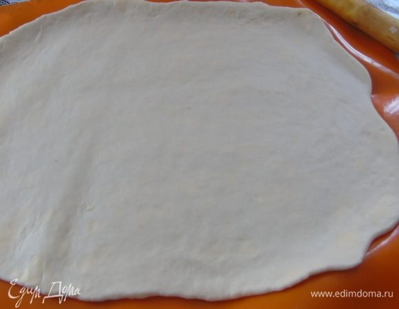 Раскатываем примерно до размера 56*40 см, толщина 2,5 мм.