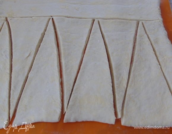 Разрезаем на половину, а затем каждую половину на треугольники.