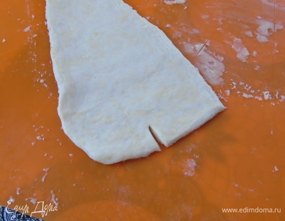 Каждый треугольник надрезаем в широком конце.