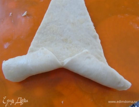 Надрез даст возможность красивее свернуть круассан, на фото видно, как это сделать.