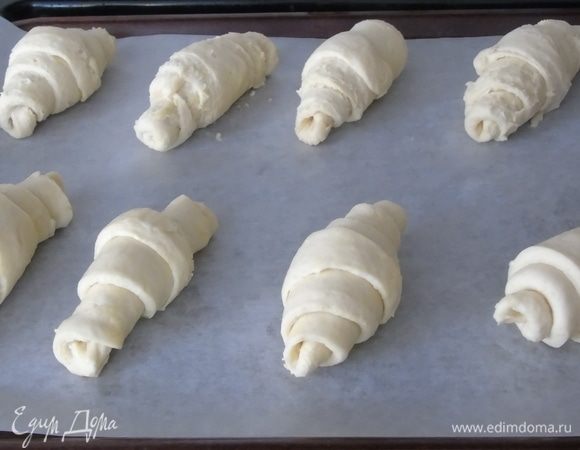 Выкладываем на противень, застеленный пергаментом. Есть два варианта расстойки. 1. При температуре не выше 27°С 2–2,5 часа и выпекать. 2. При температуре 2–5°С в холодильнике 12 часов. Половину круассанов я испекла по первому варианту, а половину — по второму.