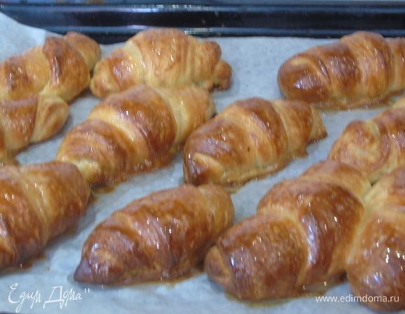 Смазываем и отправляем выпекаться в разогретую до 180°С духовку на 15–17 минут. Достаем, смазываем базовым сиропом и отправляем назад в духовку на 1–2 минуты.  