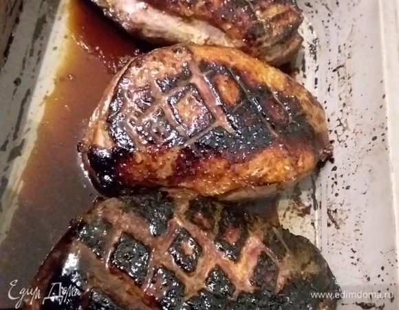 Грудки достать из духовки, оставить на 6–8 минут отдохнуть. Сок, образовавшийся при запекании, добавить в соус. Ничего не должно пропадать, тем более все вкусы в соке! 