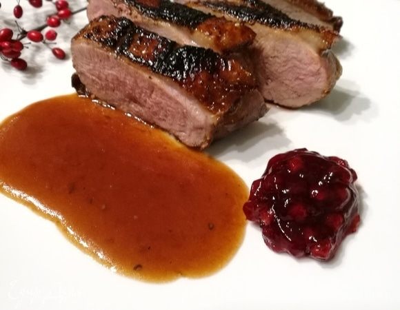 Подавать утку с соусом и чайной ложечкой брусничного варенья. 