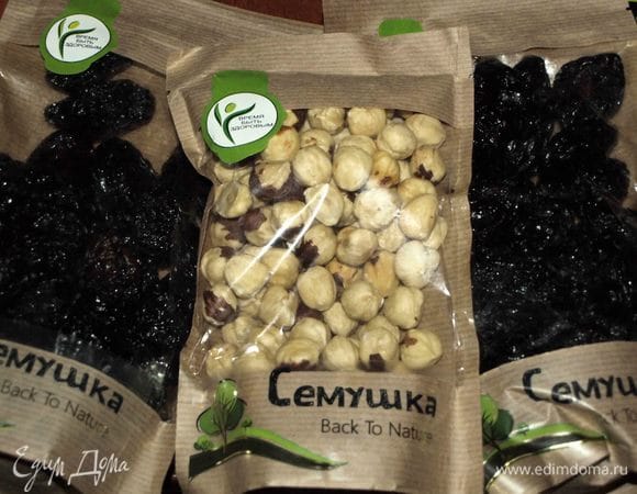 Два главных ингредиента для пирога — фундук и чернослив ТМ «Семушка». 