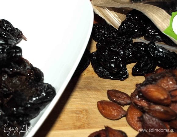 Первое, что надо сделать, — это удалить из чернослива косточки. Косточки удаляются очень легко. Чернослив промыть и отжать. Если чернослив суховат, то его надо распарить, удалить косточки и отжать воду. 