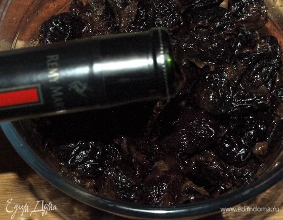 Залить чернослив коньяком. Если кекс будут есть дети, то заливать коньяком не надо. Чернослив отставить. Если оставить чернослив залитый коньяком на 8–9 часов, то вкус коньяка в пироге будет ярко выражен. Если вы взяли чернослив без косточек, но он оказался суховат, то его следует также распарить и отжать воду. В общей сложности нам понадобится 400 г чернослива без косточек. 