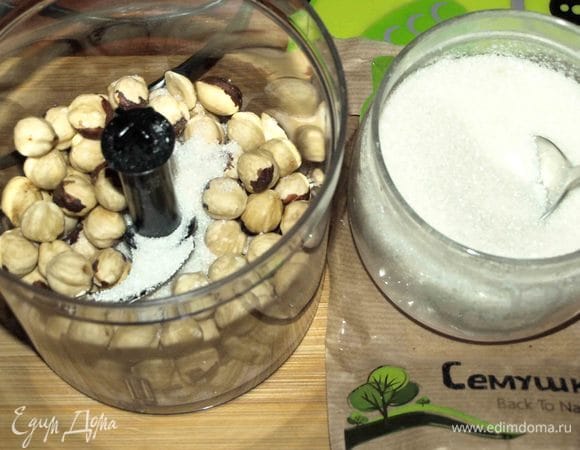Фундук с 1 ст. ложкой сахара закладываем в блендер или кофемолку.