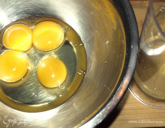 Для пирога понадобятся 2 куриных яйца и 2 желтка. У двух яиц отделяем желтки от белков. Белки пригодятся для других, известных только вам, целей! 