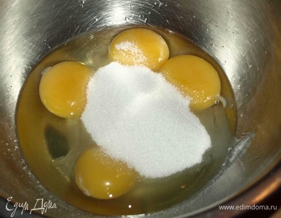 Два целых яйца и два желтка соединяем и взбиваем с оставшимся сахаром. 