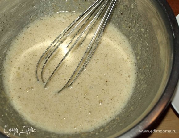 Добавляем 100 г молотого фундука. Взбиваем. 