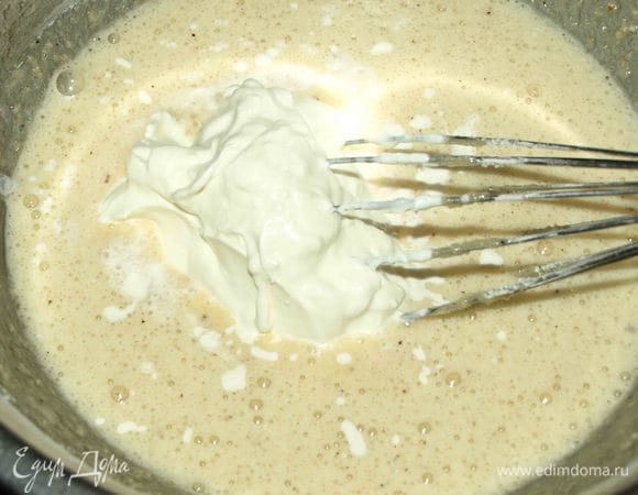 Добавляем сливки. Взбиваем. 