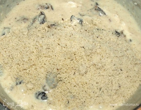 Добавляем оставшийся молотый фундук. Перемешиваем. Тесто не должно быть слишком жидким. 