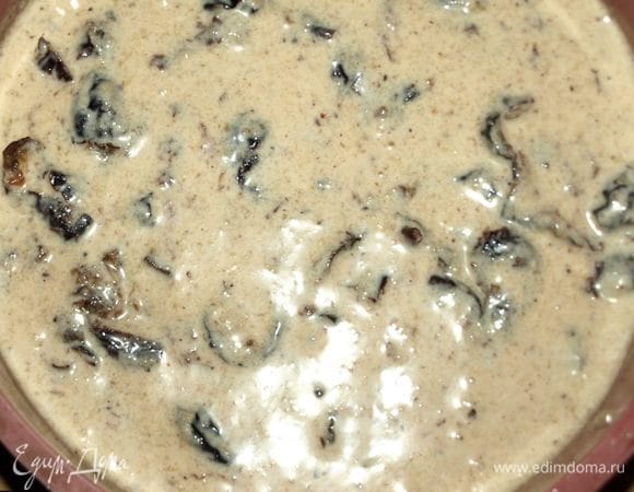 Выливаем (выкладываем) тесто в форму (у меня круглая силиконовая 20 см ширина, 7 см высота). Разровнять. Если использовать не силиконовую форму, то рекомендуется форму смазать сливочным маслом и посыпать мукой. Отправляем форму с тестом в заранее разогретую до 180°С духовку. Выпекаем 40–50 минут. Готовность проверить бамбуковой палочкой. Если палочка сухая, то пирог готов. Ориентируйтесь на свою духовку, периодически посматривая за процессом выпекания. 