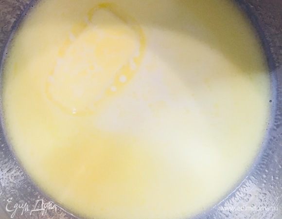 Готовим соус. В кастрюлю налить молоко, добавить сливочное масло, специи, медленно ввести муку, постоянно помешивая, и варить на медленном огне до легкого загустения.