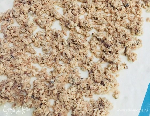 Тесто раскатать, выложить на него рыбу. Начинку следует выкладывать, не доходя до краев 2–3 см.