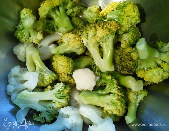 Брокколи разобрать на соцветия, залить кипятком, посолить и бланшировать 3 минуты, затем воду слить и обдать ледяной водой, чтобы капуста сохранила свой цвет.