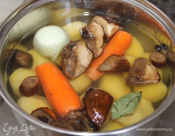 Отварите картофель вместе с грибами луковицей, морковью и с специями.