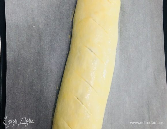 Завернуть в рулет. Смазать (третьим) взбитым яйцом и сделать небольшие косые надрезы. Поставить в предварительно разогретую духовку, выпекать при 180°С 20 минут. Всегда смотрите по своей духовке.