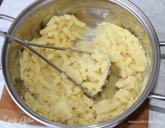 Слейте отвар в другую посуду, т.к. он нам еще пригодится для соуса, и можно просто сварить вкусный суп.