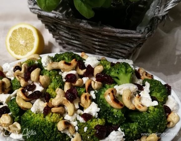 Полить лимонным соком и оливковым маслом.