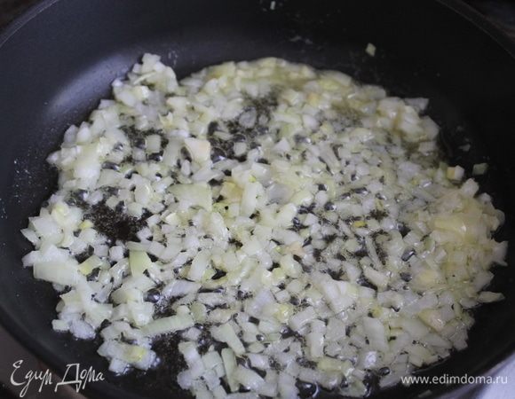 Лук обжарьте на масле до прозрачности.
