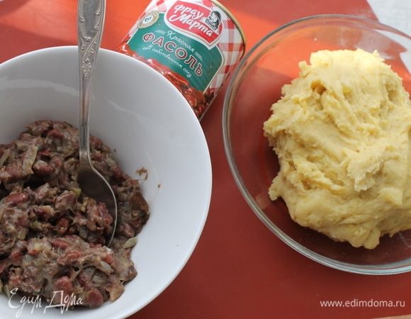 Все готово, тесто и начинка остыли, можно начинать лепить комовики.