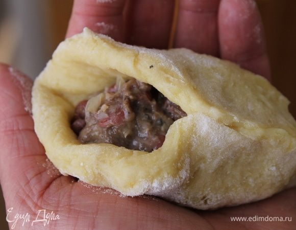 Закройте начинку тестом, слепите края и придайте форму пирожка.