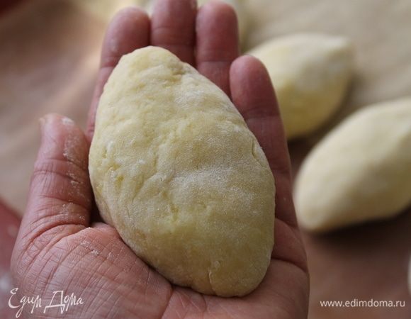 Готовые пирожки выкладывайте на противень швом вниз. Смажьте сверху немного растительным маслом.