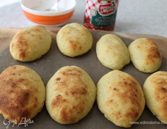 Отправьте противень с комовиками в горячую духовку выпекаться до легкого загара при температуре 200°С. 