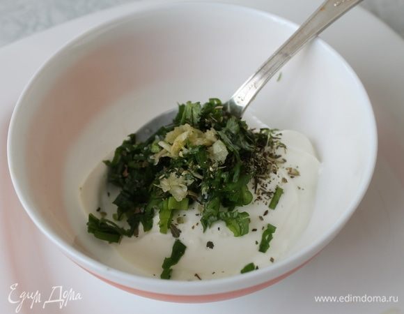 Пока пекутся пирожки, приготовьте сметанный соус. Добавьте в сметану рубленую зелень, чеснок растертый с солью, перцем и грибной отвар. Перемешайте все и поставьте в прохладное место на 10–15 минут.