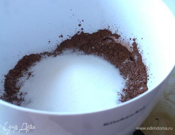  Сухие ингредиенты просеиваем в чашу.