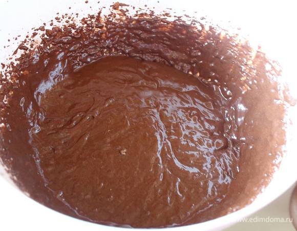 Вливаем в смесь сухих ингредиентов и размешиваем до однородности. Я это делала миксером. 
