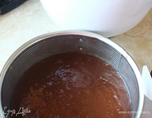 Я люблю высокие тортики, потому для формы в 18 см разделила тесто на 2 порции.
Форму застелить бумагой для выпечки, духовку разогреть до 180°С.
Готовность бисквита проверяем шпажкой, как только сухая — готов.