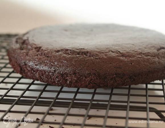 Вытаскиваем, даем остыть на решетке. В моих планах разрезать коржи, потому на полчаса-часик я их отправила в холодильник — так они меньше крошатся.