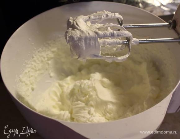 Готовим крем. Сливки взбиваем до устойчивых пиков.