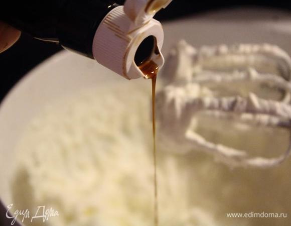 Постепенно добавляем сахарную пудру и эссенцию.