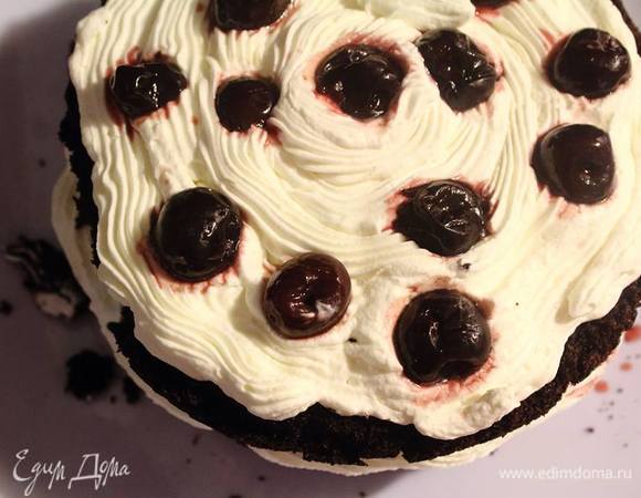 Сборка:) Коржи пропитывать не нужно. На каждый слой из кондитерского мешка укладываем слой крема. Если мешка нет — можно и спатулой или ложкой, главное, чтобы слой крема по высоте был примерно как и толщина коржа.
Укладываем крем, по периметру — вишенки.