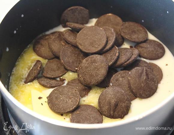 Для глазури нагреваем молоко, в нем растопим масло и шоколад. Для покрытия торта глазурь должна быть еще текучей, но уже не горячей.