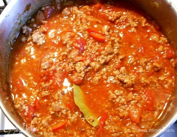 Затем влить говяжий бульон и красное вино, добавить томатное пюре, лавровый лист, орегано, накрыть крышкой и готовить на маленьком огне 45–60 мин. При необходимости добавляйте немного воды или бульона.