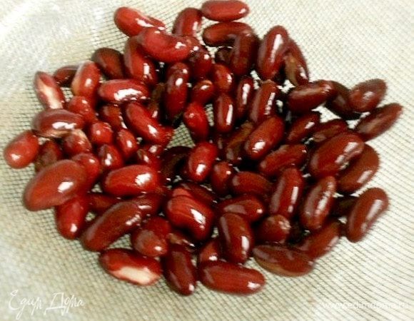 Красную или черную фасоль переложить из банки в сито, промыть холодной водой и обсушить.