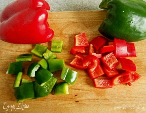 Сладкий  красный и зелёный перец нарезать кусочками среднего размера и положить в сотейник за 20 минут до окончания готовки, а за 10 минут добавить фасоль, соль и черный перец, аккуратно перемешать.
Если жидкости оказалось слишком много, соус можно загустить мукой. В сухой сковороде обжарить 2 ст. л. муки, добавить жидкость из сотейника, интенсивно размешать и перелить к мясу.