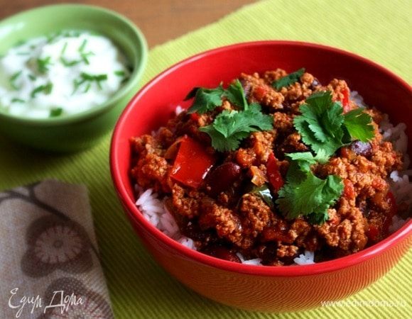 Готовое блюдо снять с огня и оставить до подачи минимум на 10 мин., а лучше на ночь, и затем разогреть. 
Подавать с отварным длинным рисом и сметаной, смешанной с зеленым луком. Посыпать рубленой свежей кинзой. Иногда сервируют с ломтиками лайма.
Приятного аппетита! Наслаждайтесь вкусом и ароматом!