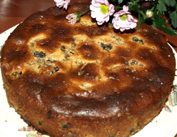 Когда пирог готов, достаем его из духовки и даем полностью остыть в форме. Осторожно перекладываем остывший пирог на блюдо.  