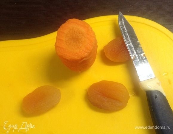 Итак... Настроение создали:)
Морковь и курагу нарезали мелко-мелко. Конечно, техники сейчас ой как много и разной. Но, если честно... Уж даже в плов ручками режу, чтобы «от души» и «с душой».
А тут-то несколько штук кураги и часть одной морковки. Искренне верю — когда ручками и неспеша — чуток души в блюдо переходит. К тому же, тут-то мы затеваем хлеб.