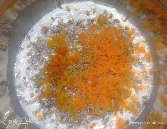 Муку просеяли через сито — насытили кислородом.
Туда же мед, на него — дрожжи. Добавили соль, растительное масло.
Влили теплую воду. Насыпали семечек, кураги и морковь. 
Полюбовались:)